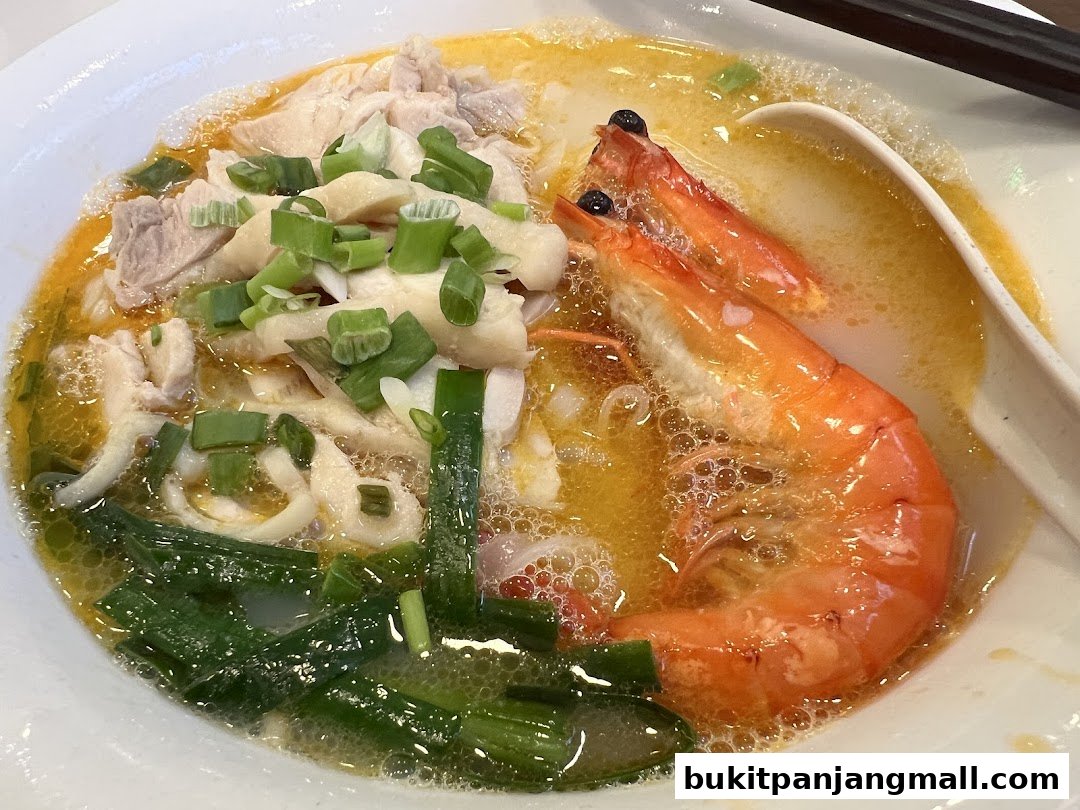 A close-up shot of a delicious bowl of Ipoh hor fun with chicken and prawns.