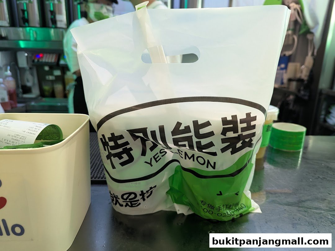 A shopping bag with the logo 'YES LEMON' and Chinese characters is on a counter.
